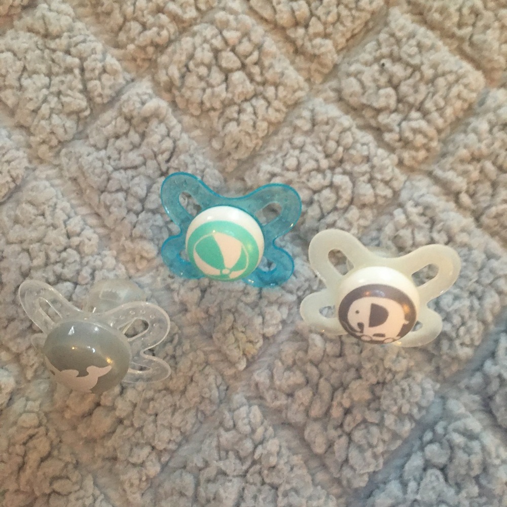 Never Used Pacifiers!!! - Picture 5 of 5